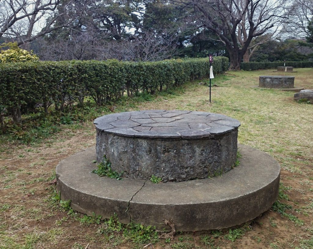 Aircraft cannon pedestal trace of Chidorigafuchi | 千鳥ヶ淵高射機関砲台座跡