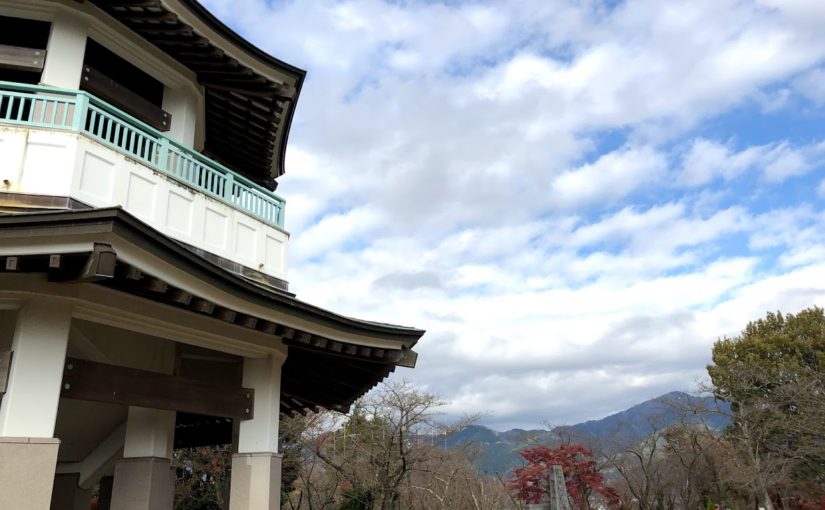 弘法山（神奈川県）で牧歌的な里山風景と癒しの温泉ハイキング