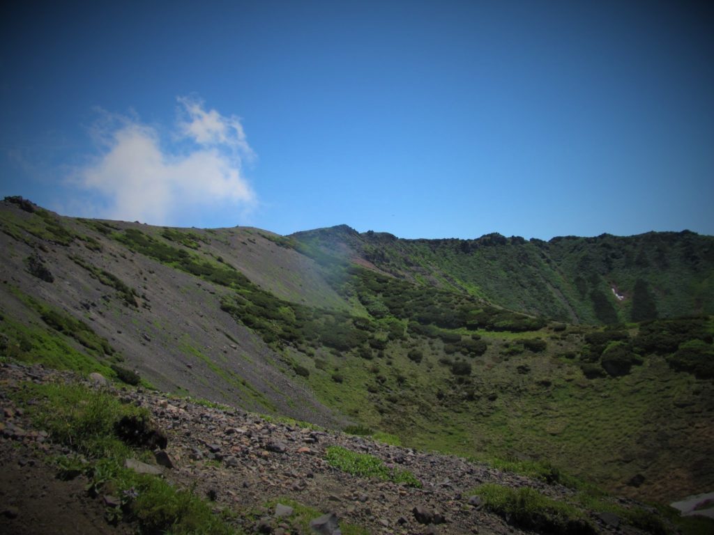 The vast crater of the summit is commonly called "father kiln" (父窯).