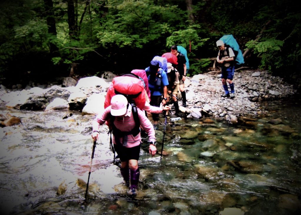 Hikers cross the Nukabira River tens of times and heads to Poroshiri-sansō.
