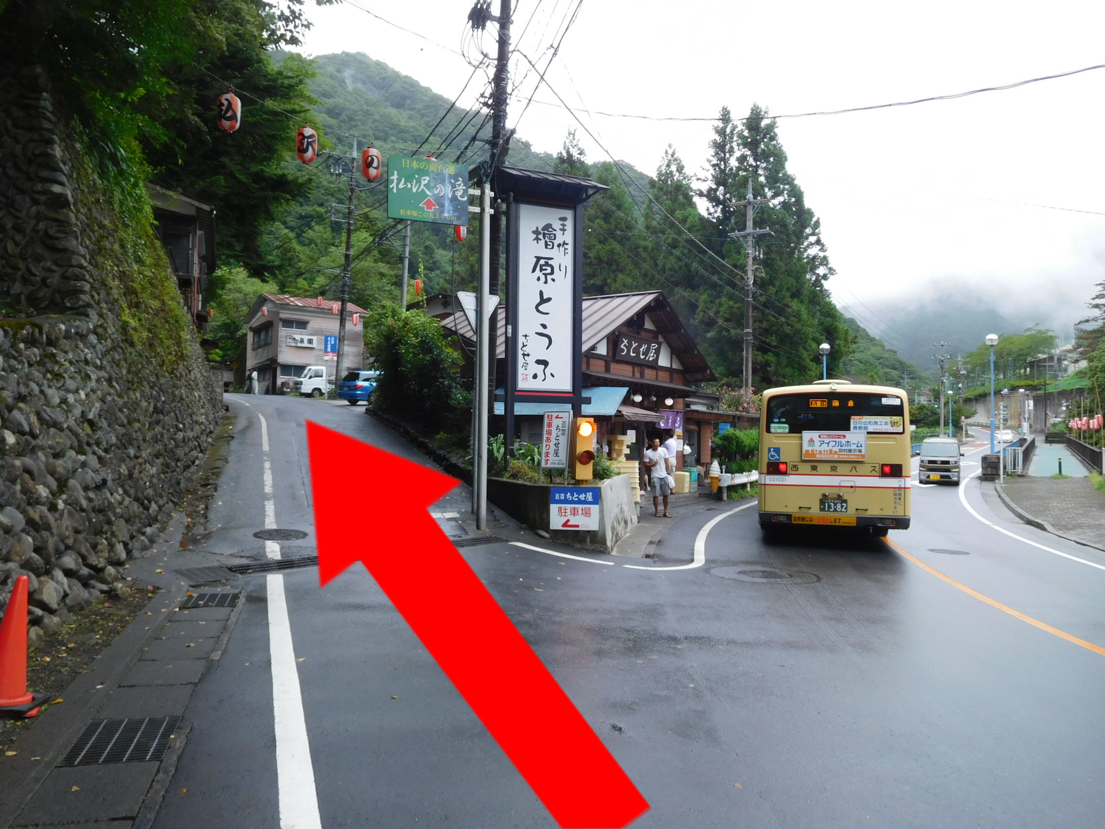 A little farther on, there are a parking lot of Hosawa Waterfall.