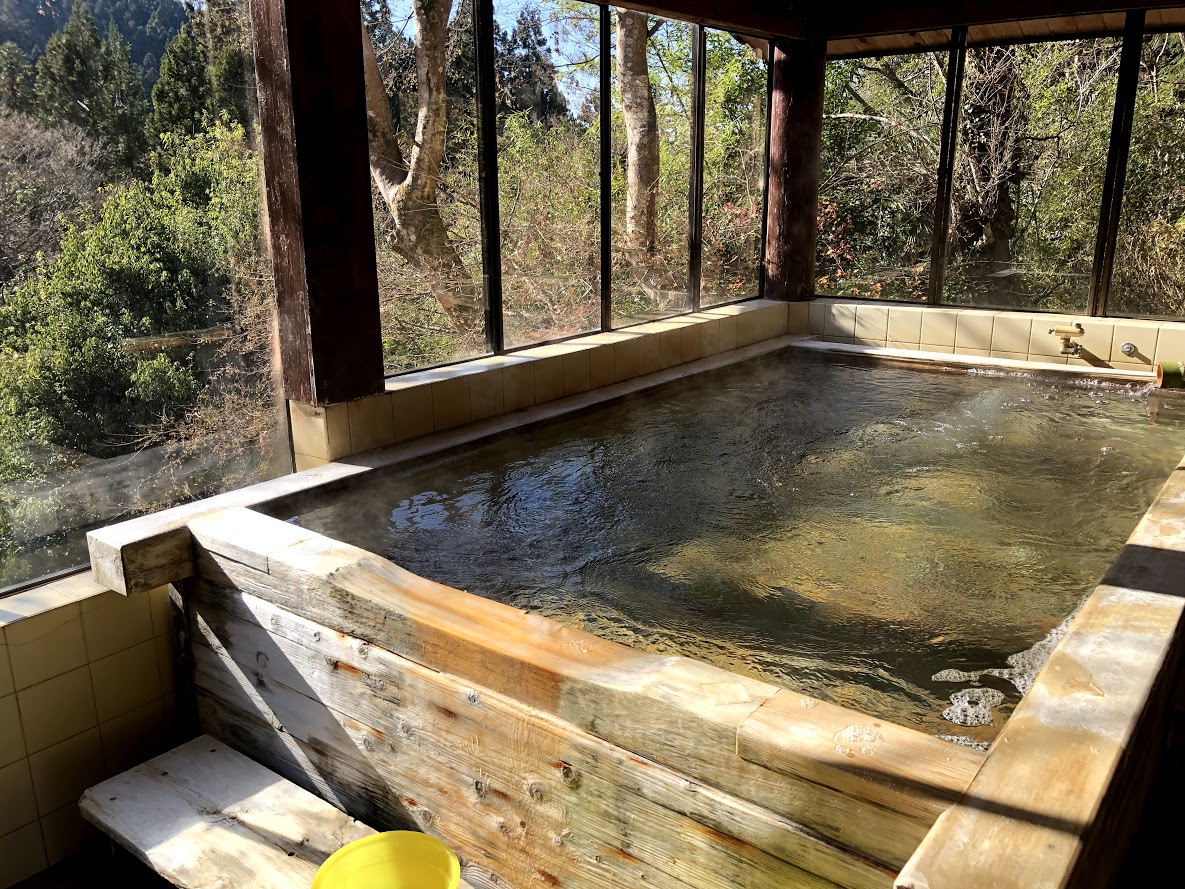 陣屋温泉では見事な檜風呂に入浴することが出来ます。もし立ち寄るのならばタオルと着替えを携帯しましょう。