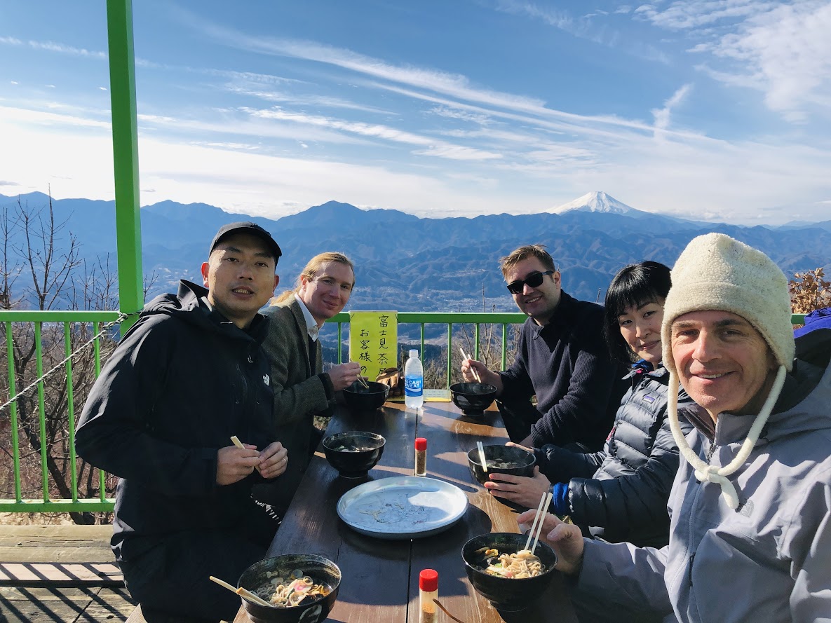 2018年の大晦日に私の主催するハイキンググループの仲間たちと年越しそばを食べました。陣馬山山頂では見事な富士山を見ることが出来ます。