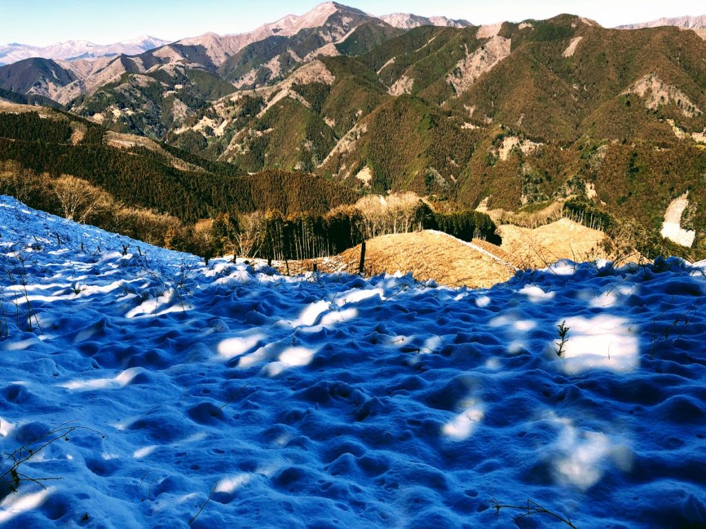 浅間尾根は雪が積もることがあるので軽アイゼンの携帯をお勧めします。上記の写真は2019年2月2日です。